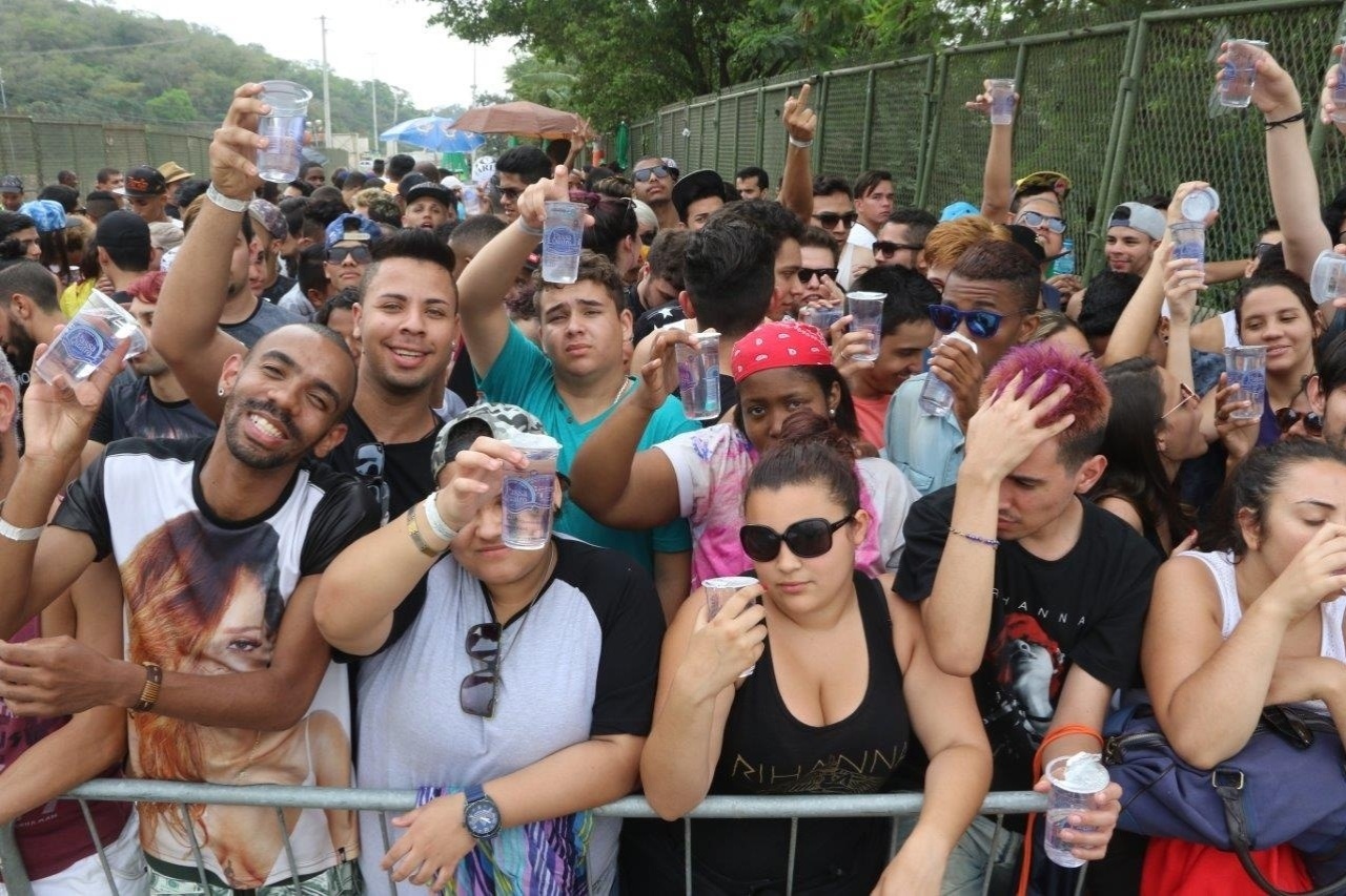 26.set.2015 - Fãs recebem água na fila do sexto dia de Rock in Rio 2015 - Zulmair Rocha/UOL