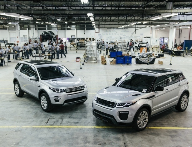 Eis a fábrica da Jaguar Land em Itatiaia: operários treinam para montar unidades de teste do Land Rover Discovery Sport (à esq.) e do novo Range Rover Evoque, já de cara nova - Divulgação