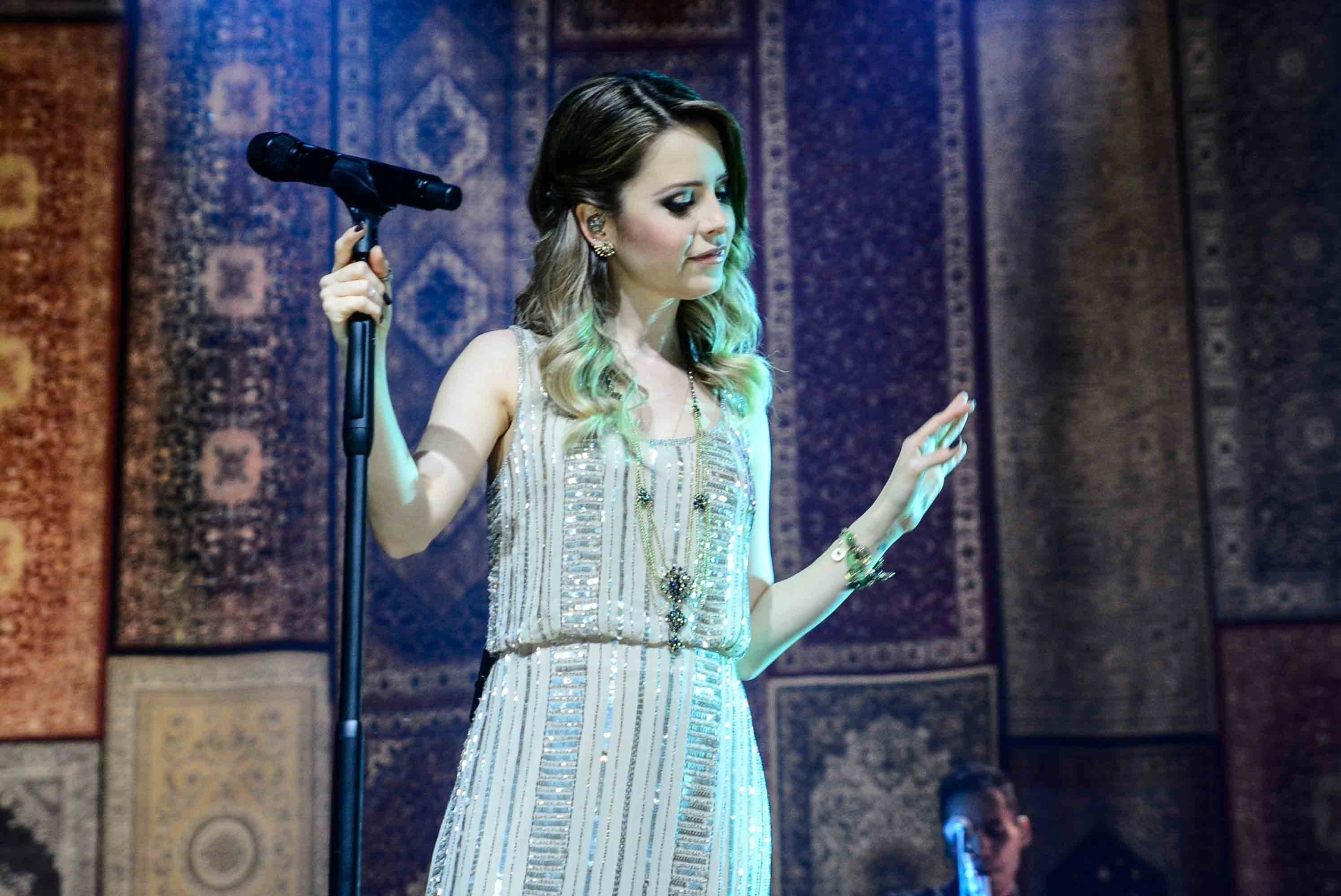 10.out.2015 – A cantora não segurou a emoção logo na primeira canção. Após um ano e meio longe dos palcos, Sandy decidiu antecipar a turnê que aconteceria em 2016 - Leo Franco / AgNews