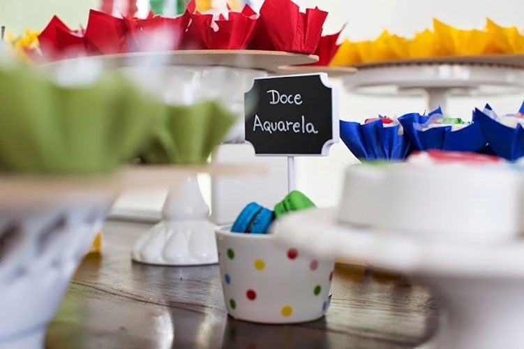 No aniversário com tema artes doces, a lousa foi usada também como tag para indicação de sabores das guloseimas - Quitandoca - Glau Macedo/Divulgação