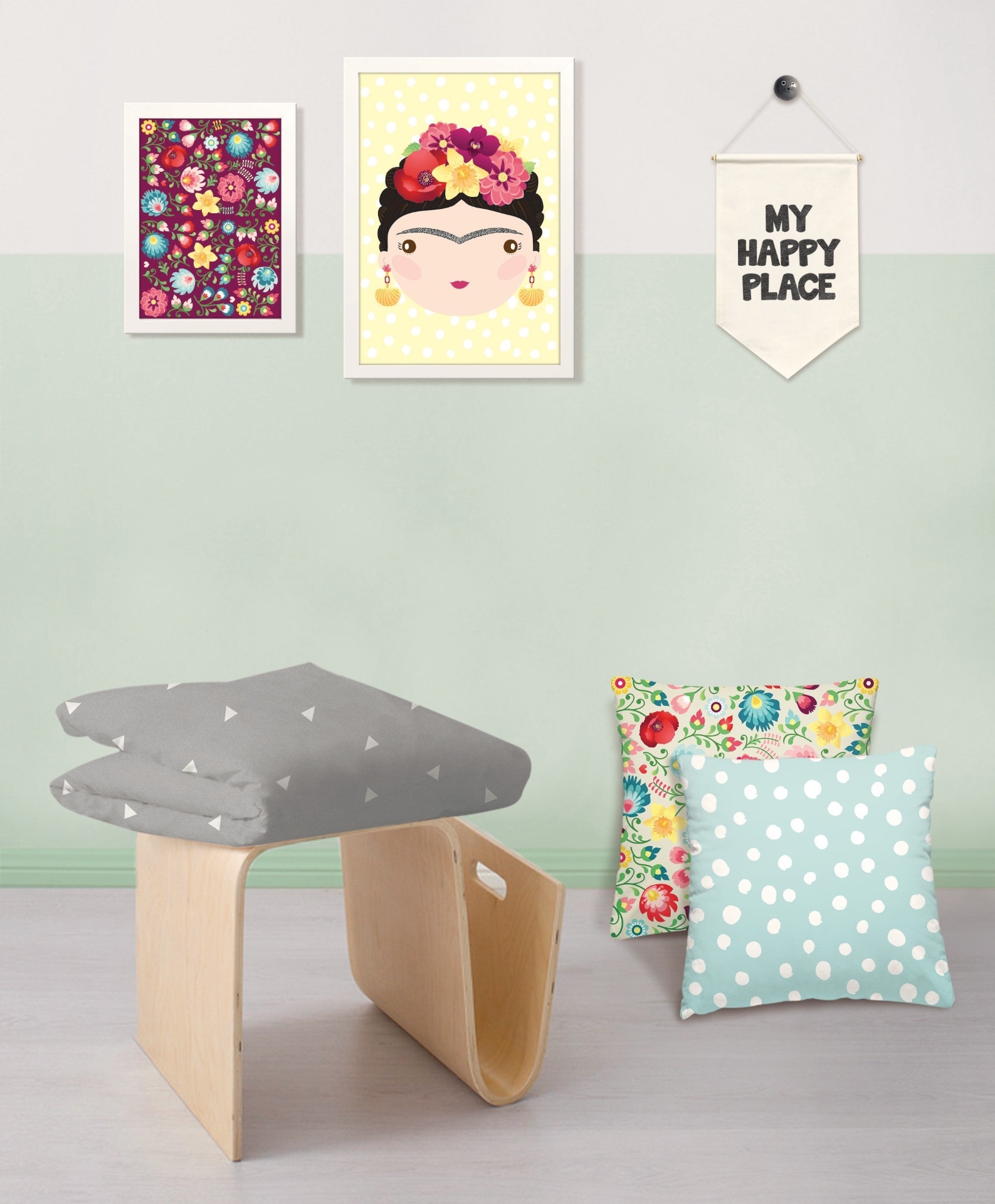 Itens de decoração da marca A Mi Manera. Quadros, de R$ 44 a R$ 148. Flag "My Happy Place" (meu lugar feliz, em tradução do inglês), por R$ 45. Manta de tricô com minitriângulos, por R$ 239 (1 m por 1 m) e R$ 330 (1,20 m por 1,60 m). Almofadas (40 cm por 40 cm), por R$ 79,90 (cada). Os produtos estão entre as novidades da feira infantil Ópera - Divulgação