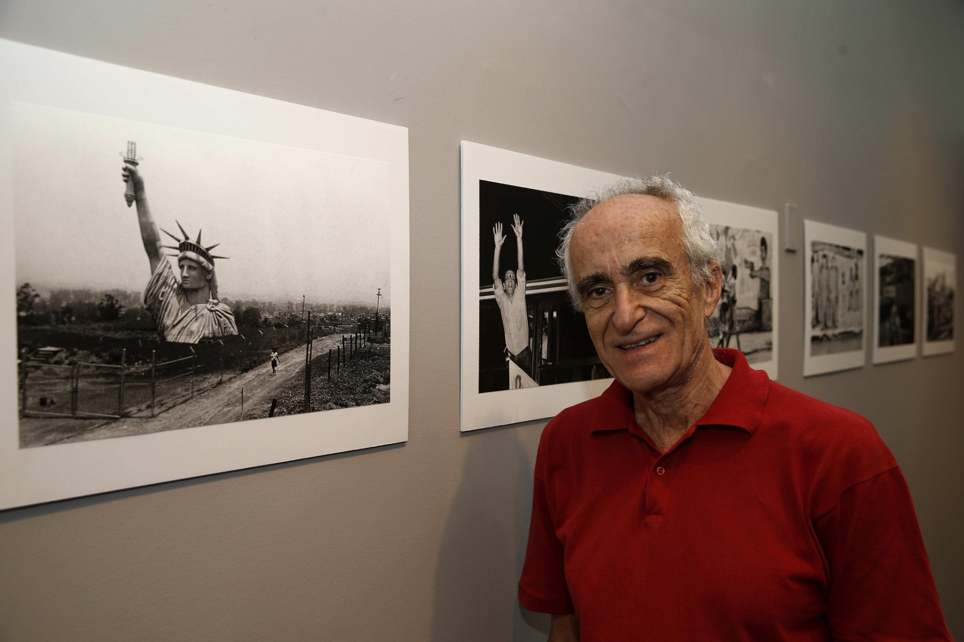 17.nov.2015 - O fotojornalista argentino Renzo Gostoli participa da abertura da exposição dele "América Latina tão violentamente doce" no Instituto Cervantes, no Rio - Marcelo Sayão/EFE