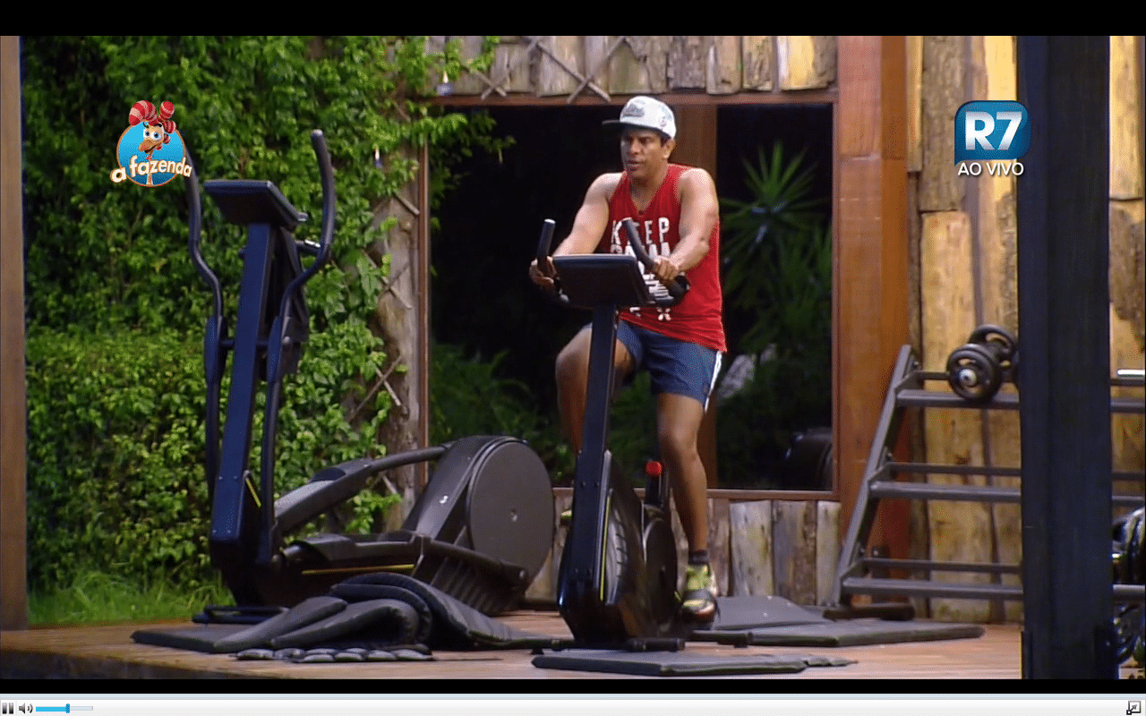 25.nov.2015 - Com vaga garantida na final do programa, Luka Ribeiro treina seu discurso de vitória - Reprodução/Record