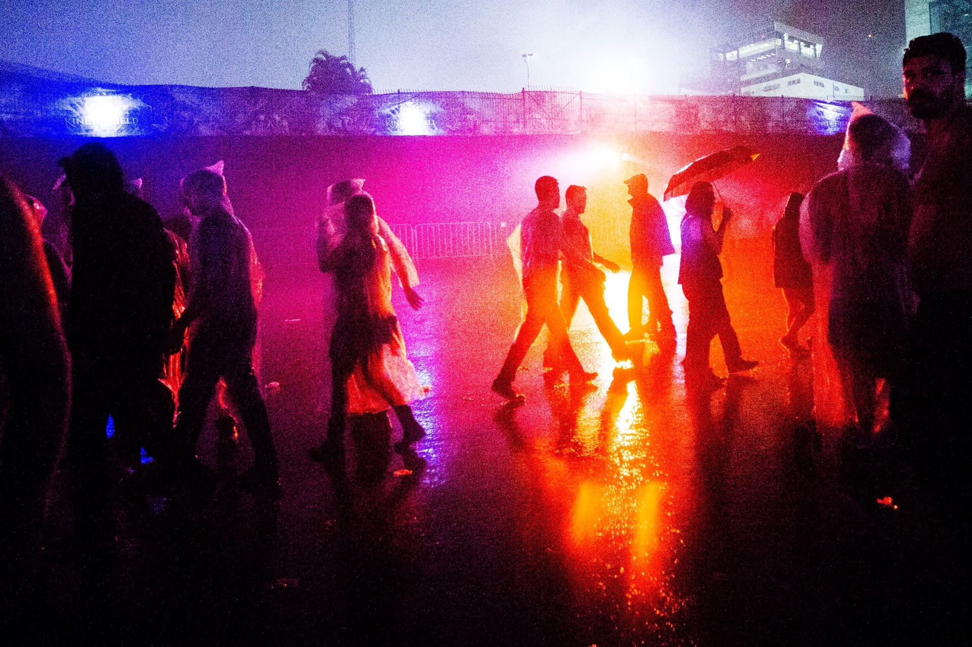 5.dez.2015 - Público enfrenta forte chuva no segundo dia do festival de música eletrônica EDC Brasil, no Autódromo de Interlagos, em SP - Ricardo Matsukawa/UOL