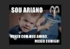 Memes acessíveis - Entendam como quiser 😂 O coração de cada signo🤣😱  Imagem: Bonequinhos brancos representando cada signo com um tipo de  coração. Áries= Coração no tamanho normal do lado esquerdo do