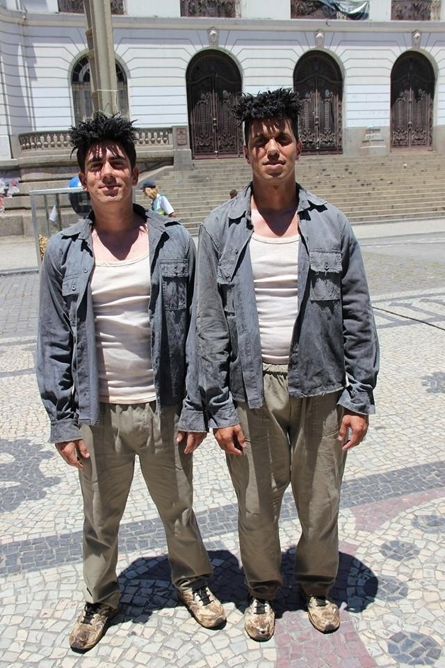 Marcelo Adnet posa com o dublê Dirceu antes de gravação de cena de atropelamento para o "Tá no Ar" - Reprodução/Facebook/Dirceu Dublês