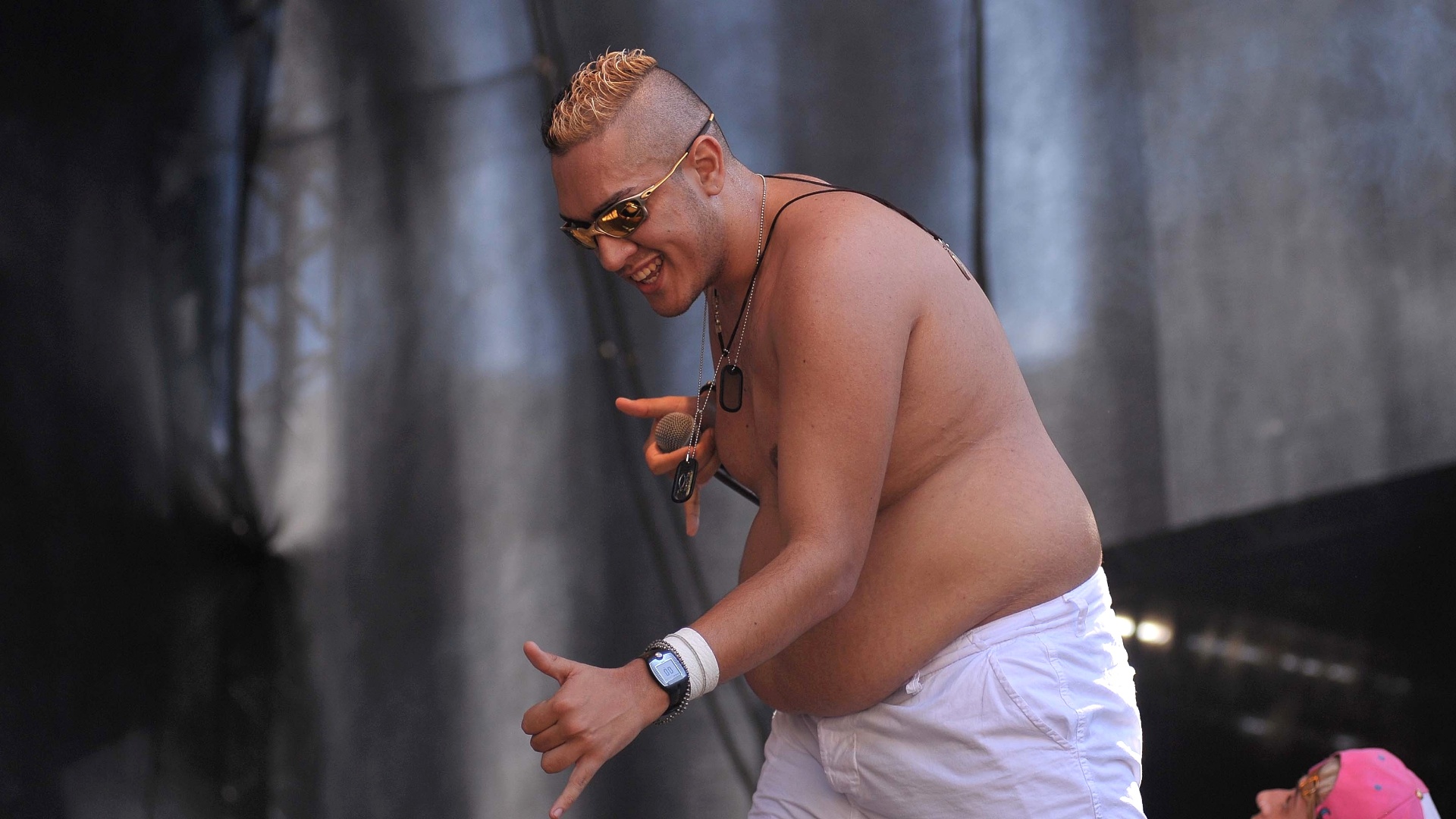 22.mai.2016 - MC Bin Laden faz o "famoso sinal do Ronaldinho" em sua apresentação na Virada Cultural de São Paulo - Reinaldo Canato/UOL