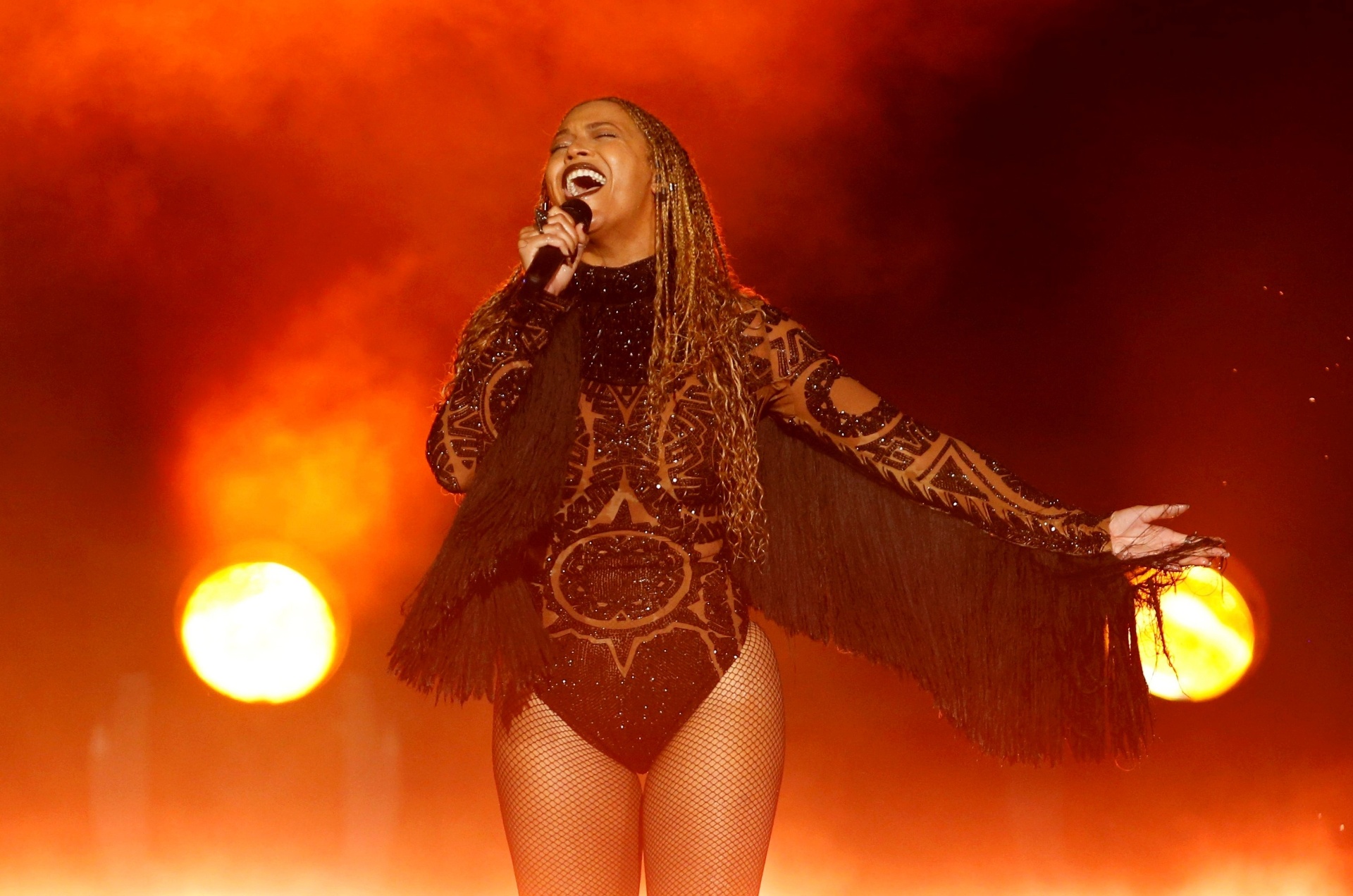 26.jun.2016 - A performance de Beyoncé na premiação BET Awards reproduziu os efeitos de fogo e água usados na turnê "Formation" - Danny Moloshok/Reuters