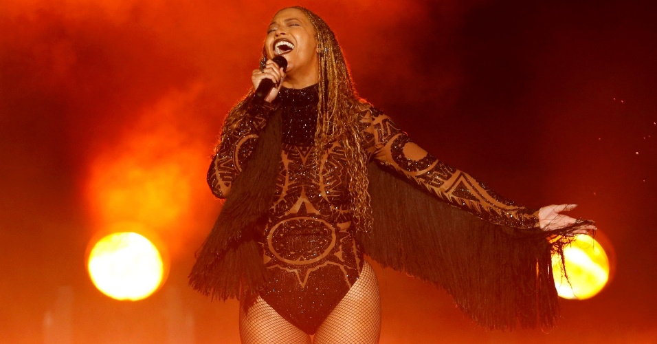 26.jun.2016 - A performance de Beyoncé na premiação BET Awards reproduziu os efeitos de fogo e água usados na turnê 