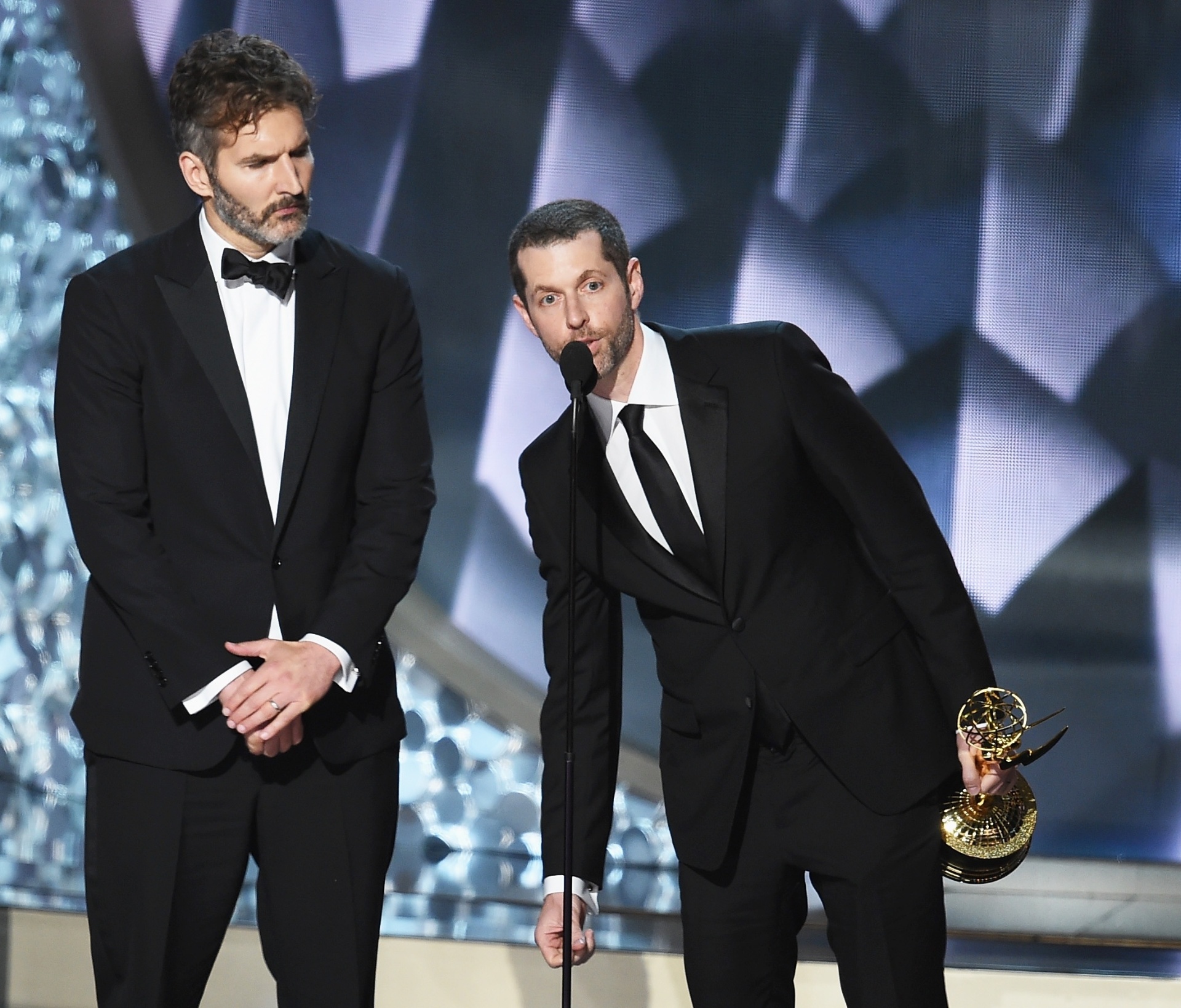 18.set.2016 - David Benioff e D.B. Weiss, criadores de "Game of Thrones", aceitam o prêmio de melhor roteiro em série dramática no Emmy 2016. Eles venceram pelo episódio "Battle of the Bastards" - Kevin Winter/Getty Images