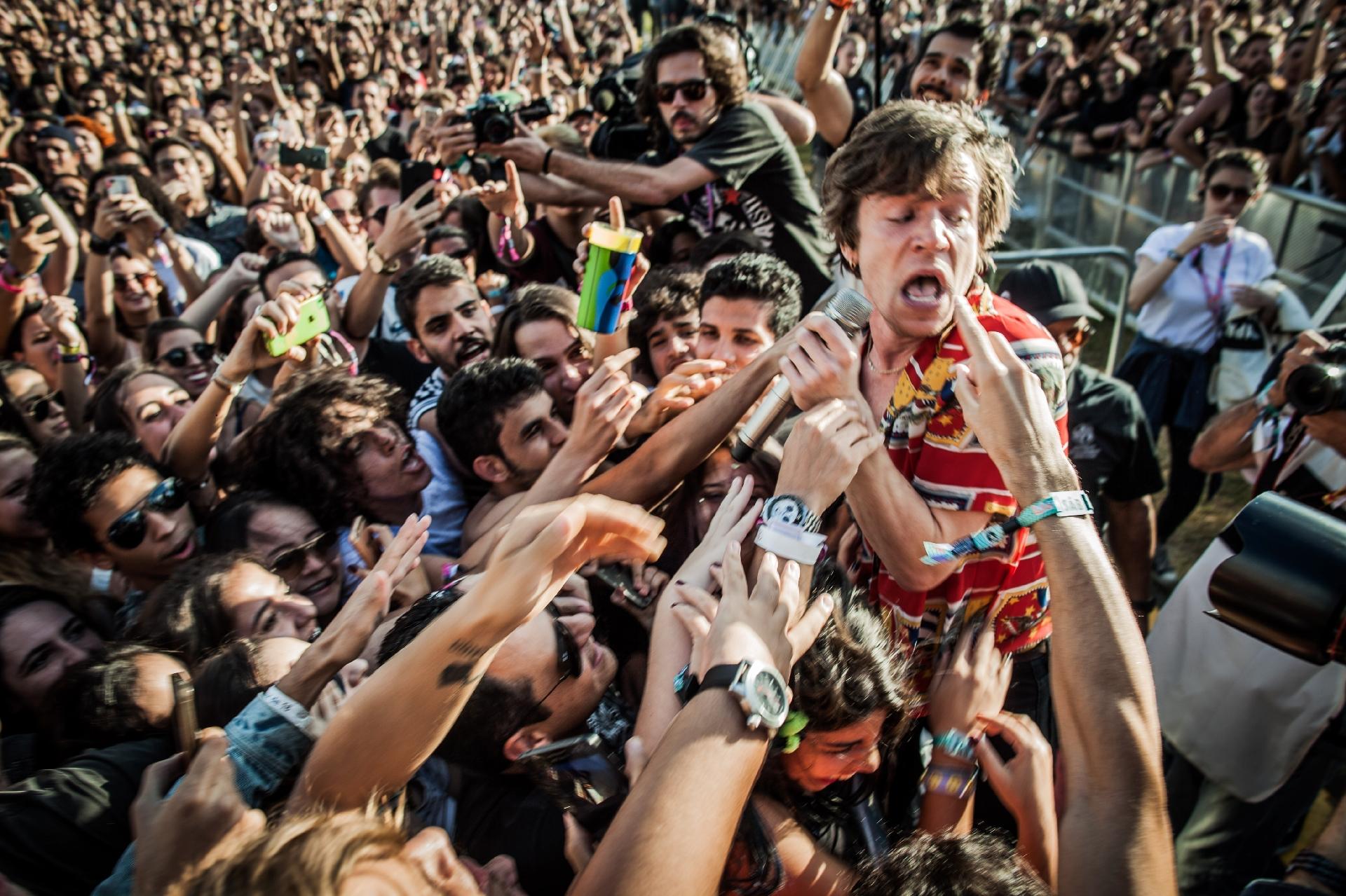Matt Shultz desceu do palco Skol e se jogou na plateia durante o show do Cage The Elephant - Bruno Santos/UOL