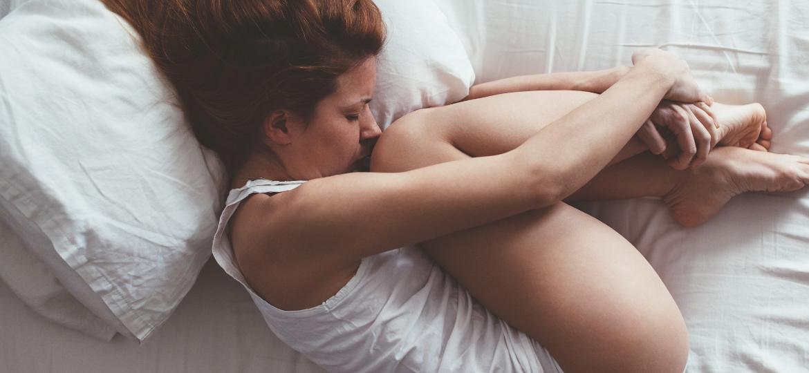 Mulheres que sofrem com cólicas ou outros sintomas podem interromper a menstruação para resolver o problema - Getty Images