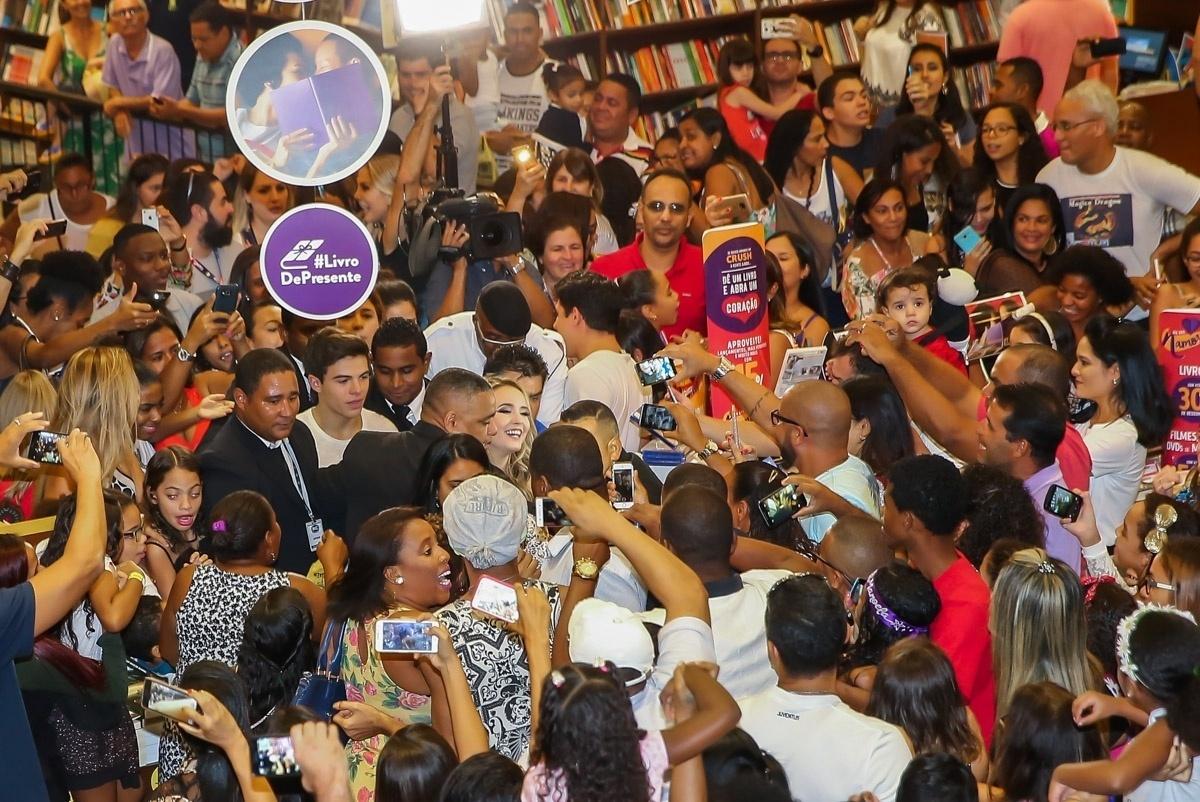 A atriz Larissa Manoela atraiu uma multidão de adolescentes neste sábado (3) a uma livraria de Salvador, na Bahia, para o lançamento de "O Mundo de Larissa Manoela". A atriz estava acompanhada do ator Thomaz Costa - Manuela Scarpa/Brazil News
