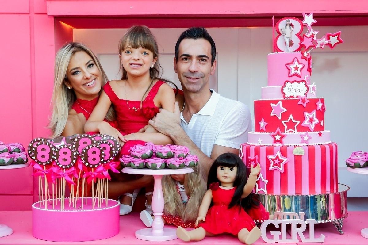 Ticiane Pinehiro e César Tralli posam com Rafa Justus durante o aniversário de oito anos da menina - Manuela Scarpa/Brazil News