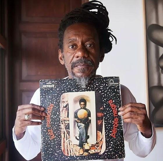 Melodia segura a capa de seu primeiro disco, "Pérola Negra", lançado em 1973, um dos clássicos da história da MPB - Divulgação