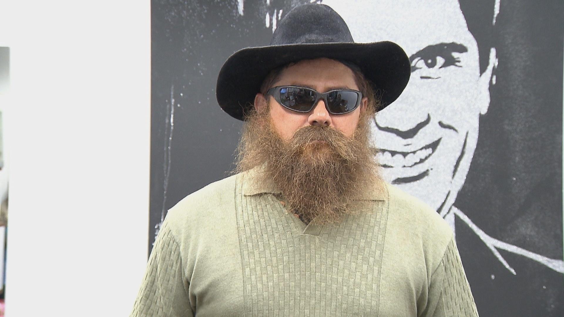 César Filho tambem muda radicalmente o visual. Passando por dificuldades financeiras, o apresentador também pedirá ajuda na rua - Divulgação/TV Record