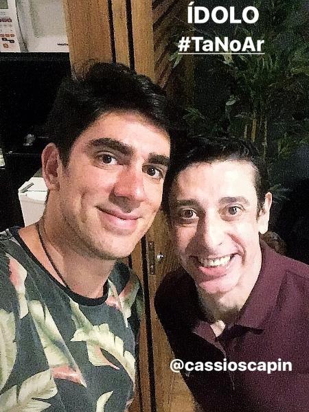 Marcelo Adnet tieta Cassio Scapin nos bastidores do "Tá no Ar" - Reprodução/TV Globo - Reprodução/TV Globo