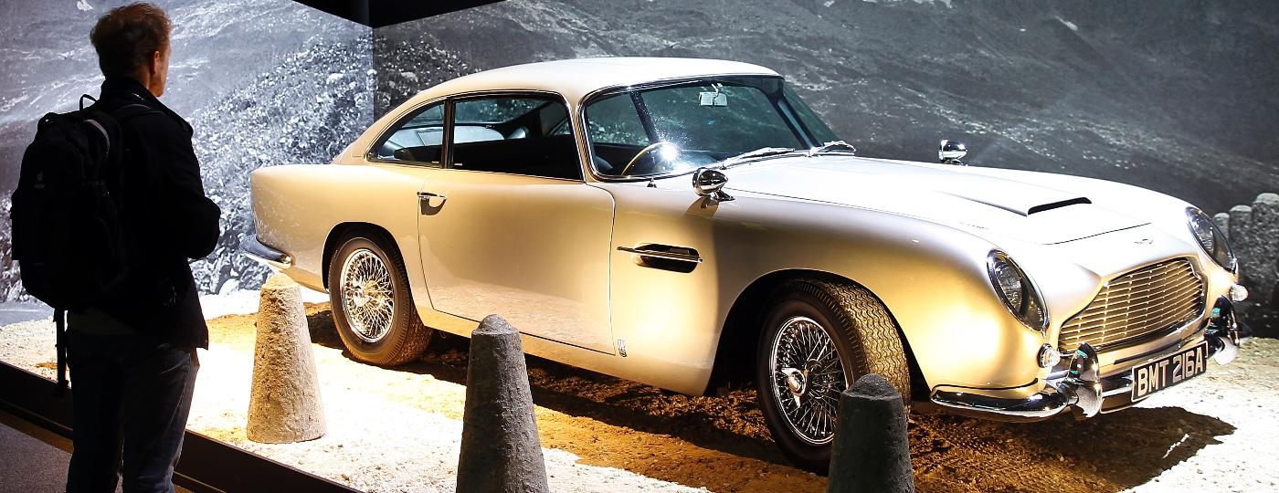 Carro é um Aston Martin DB5 igual ao da imagem, que fez parte de exibição em Paris - Thierry Chesnot/Getty Images