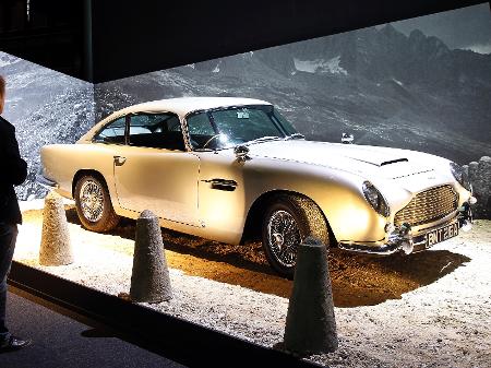 Carro é um Aston Martin DB5 igual ao da imagem, que fez parte de exibição em Paris - Thierry Chesnot/Getty Images