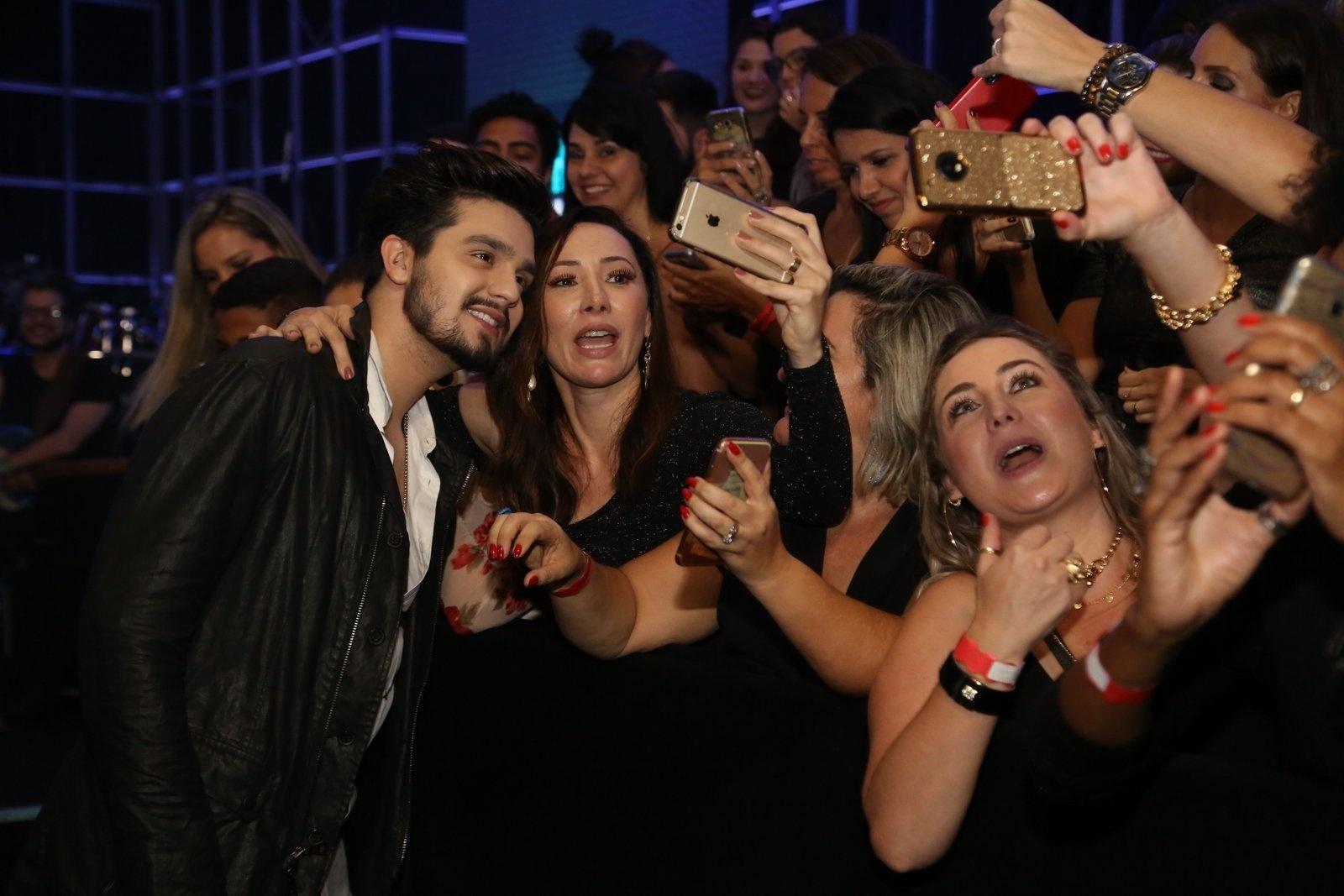Luan Santana tira foto com fãs no Prêmio Multishow - Multishow/Divulgação