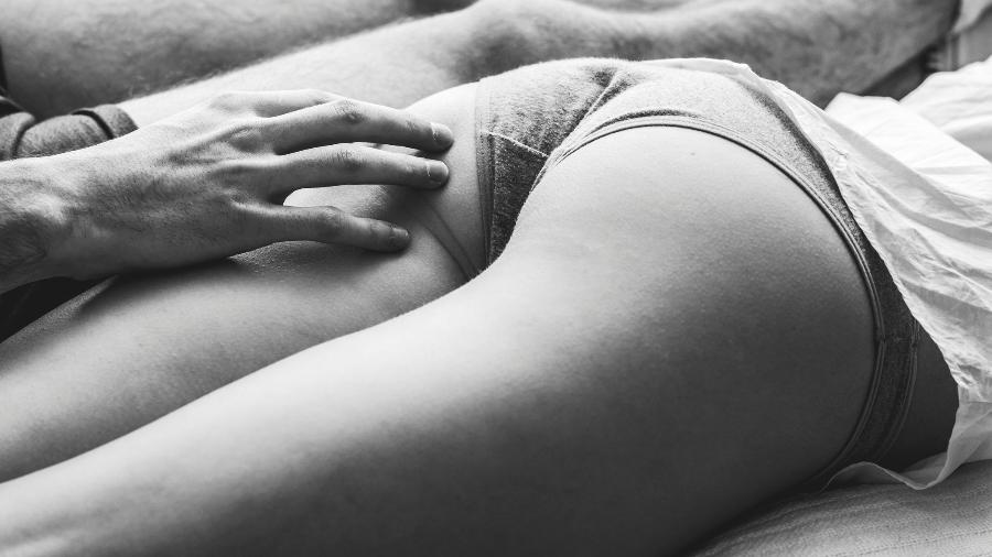 Mostrar ao parceiro como gosta de ser acariciada é uma maneira de melhor a vida sexual a dois - Getty Images/iStockphoto