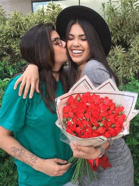 Karina Barros ganha buquê de rosas da mulher, Camila Benfica - Reprodução/Instagram/karinabarros_
