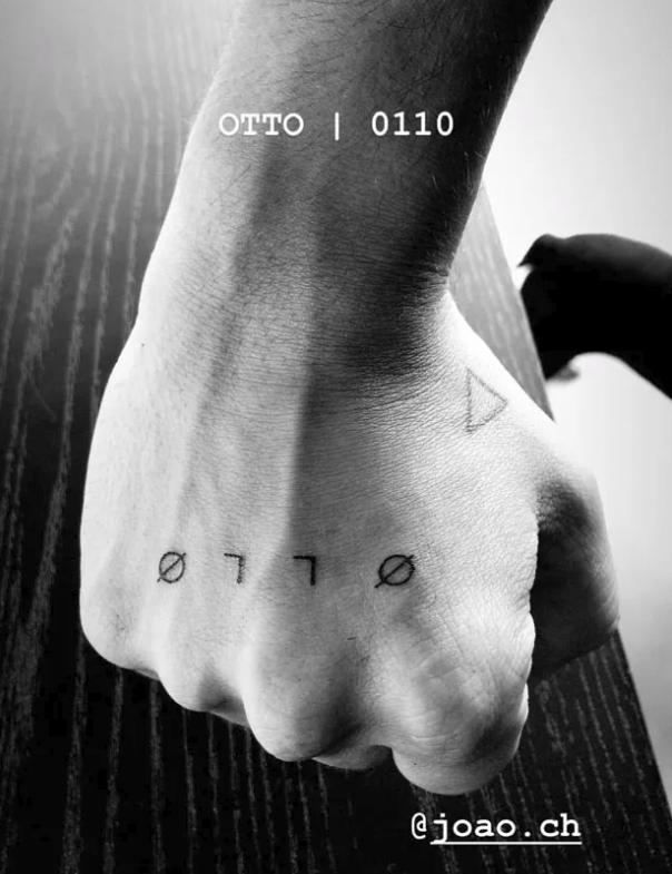 O músico Junior Lima tatuou uma versão estilizada do nome do filho, Otto, que também pode ser lida como a data de seu nascimento, 01/10. - Reprodução/Instagram
