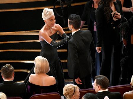 Lady Gaga arruma gravata de Rami Malek durante cerimônia do Oscar 2019 - Getty Images