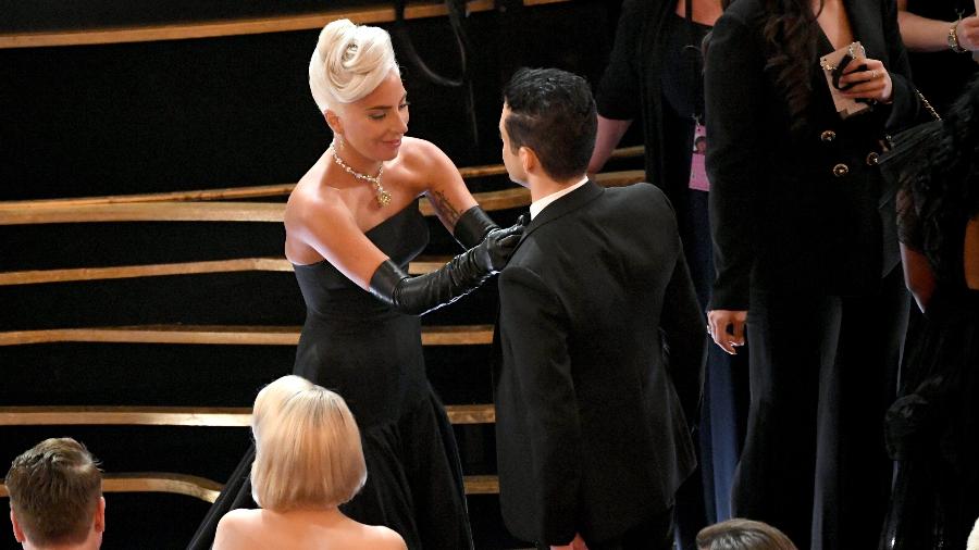 Lady Gaga arruma gravata de Rami Malek durante cerimônia do Oscar 2019 - Getty Images