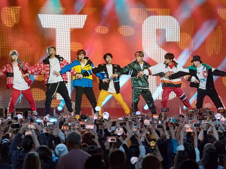 Sensação do k-pop, BTS se apresenta no programa de Jimmy Kimmel, em Los Angeles, nos Estados Unidos - RB/Bauer-Griffin/GC Images