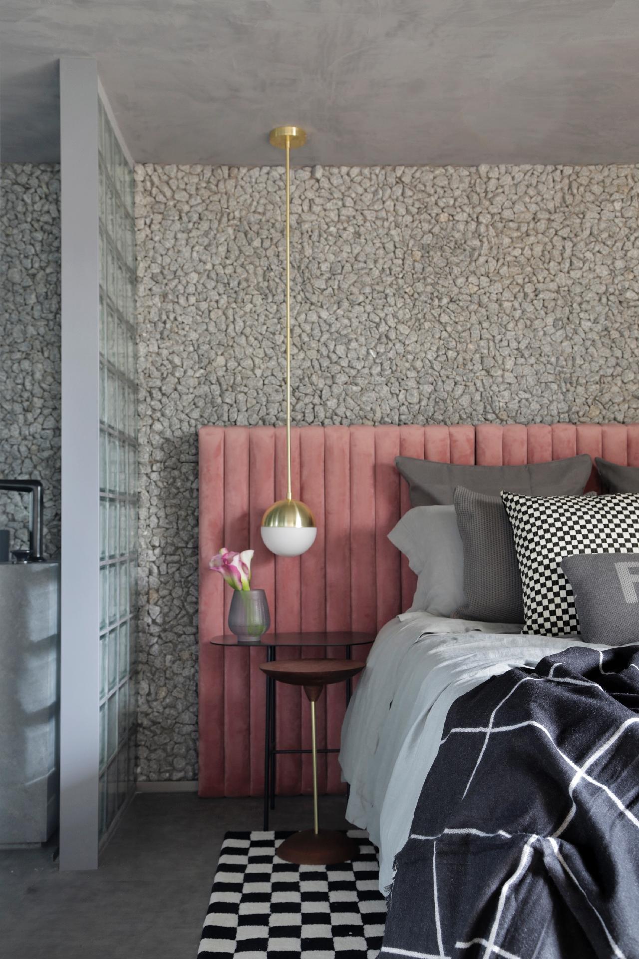 Para quebrar a rigidez e a sobriedade dos materiais principais desta casa, como pedra, tijolo de vidro e concreto, os meninos do Studio Ro+ca apostaram na leveza dos tecidos. No quarto, a cabeceira estofada num tom de rosa antigo oferece a delicadeza necessária para suavizar a decoração - Denilson Machado/MCA Estúdio | Divulgação