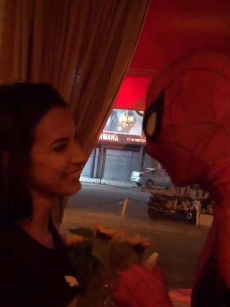 Rapaz pede namorada em casamento vestido de Homem-Aranha - Reprodução/Twitter