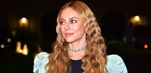 Look longo com manga comprida | Paolla Oliveira esbanja estilo em baile de gala em São Paulo