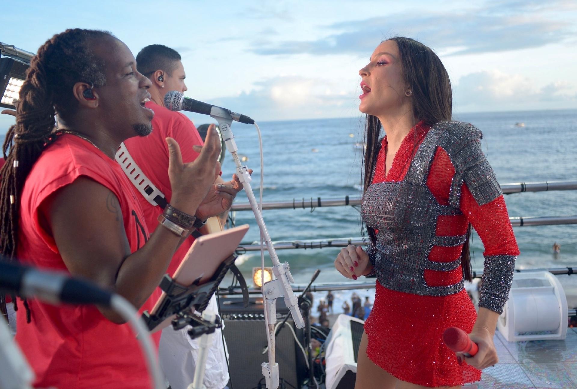 De peruca morena, Claudia Leitte homenageia Mulan no bloco Largadinho, em Salvador - Andre Muzell/Brazil News