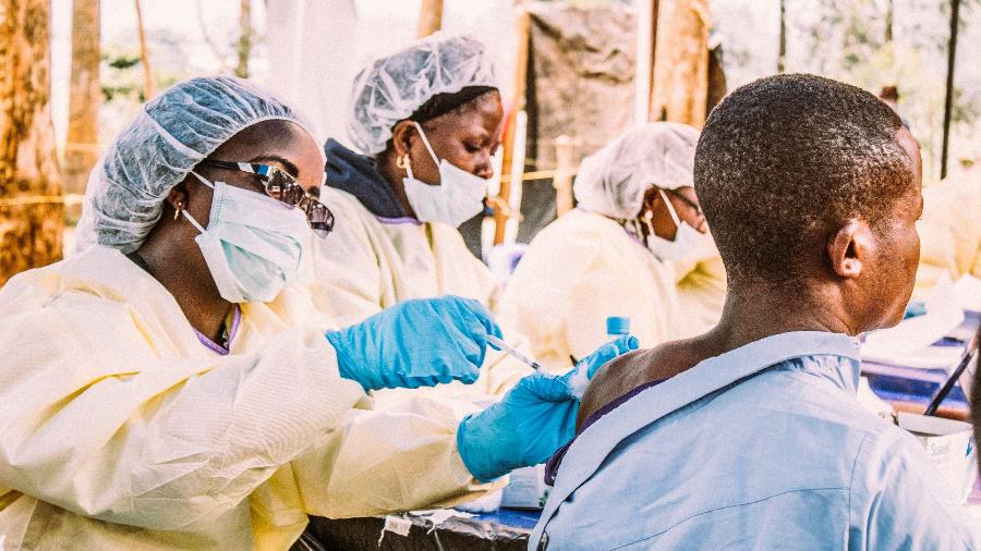 27.jul.2019 - Homem é vacinado contra Ebola no Congo - Anadolu Agency/Anadolu Agency via Getty Images
