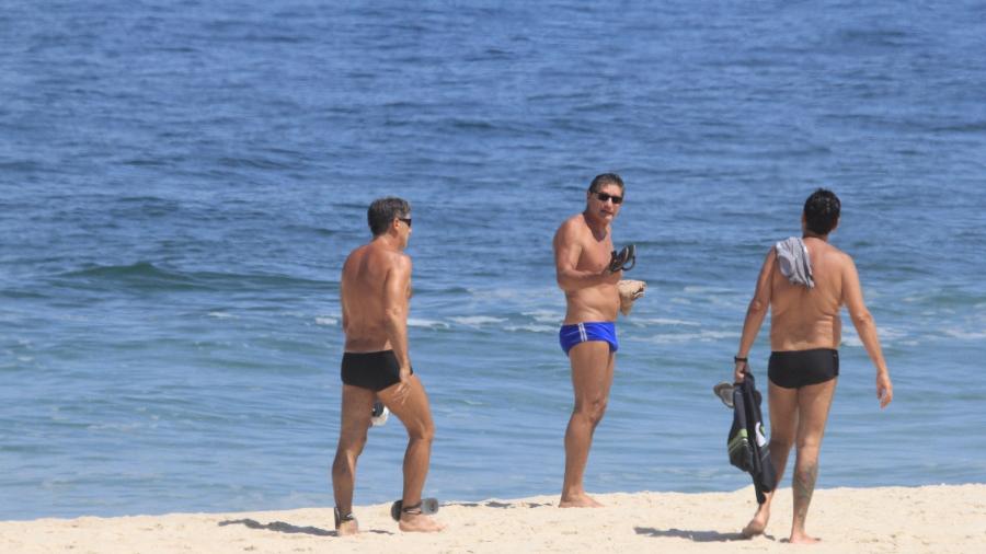 O treinador do Grêmio aparece de sunga, acompanhado de duas pessoas, durante passeio em Ipanema - AgNews