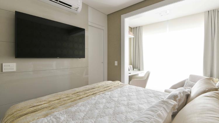 A sacada íntima da suíte foi transformada em home office pelas designers Ana Paula e Grace de Paula, do Angra Design (https://www.instagram.com/angra_design/). A proposta era ampliar o quarto, criando um espaço que aproveitasse e valorizasse a luz natural e a vista da janela. Se a luminosidade for intensa, basta fechar a cortina. A solução adotada também permite manter a estética do quarto, sem bagunças à vista. A bancada em marcenaria, bem clean, ajuda em tal propósito. - Henry Lopes - Henry Lopes