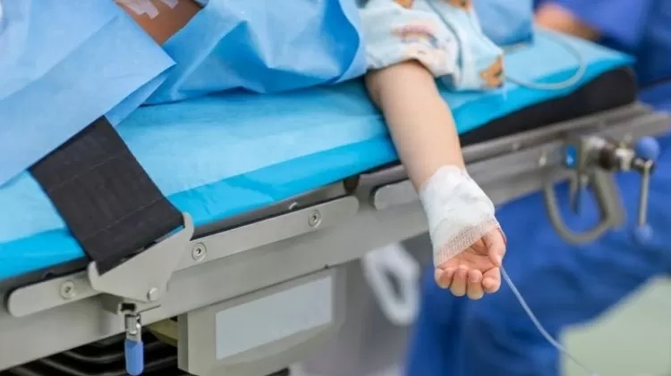 mão de paciente em maca de hospital - GettyImages - GettyImages