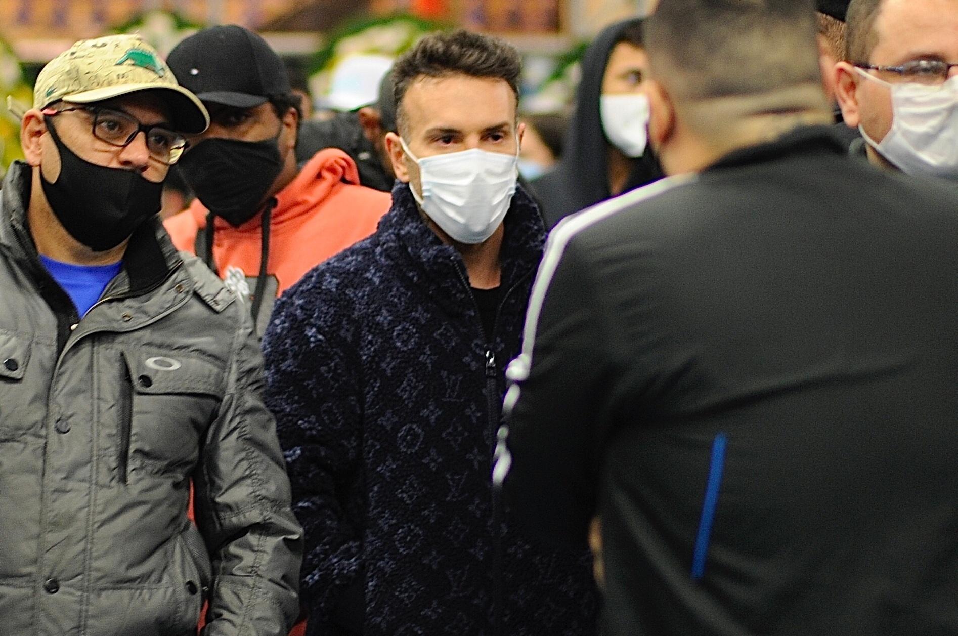 O apresentador Matheus Mazzafera esteve presente na despedida - Eduardo Martins/Brazil News