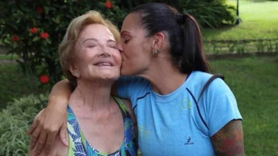 Gloria Menezes com a nora, Mocita Fagundes; atriz recebeu alta após ficar 10 dias internada em razão da covid-19. - Reprodução/Instagram