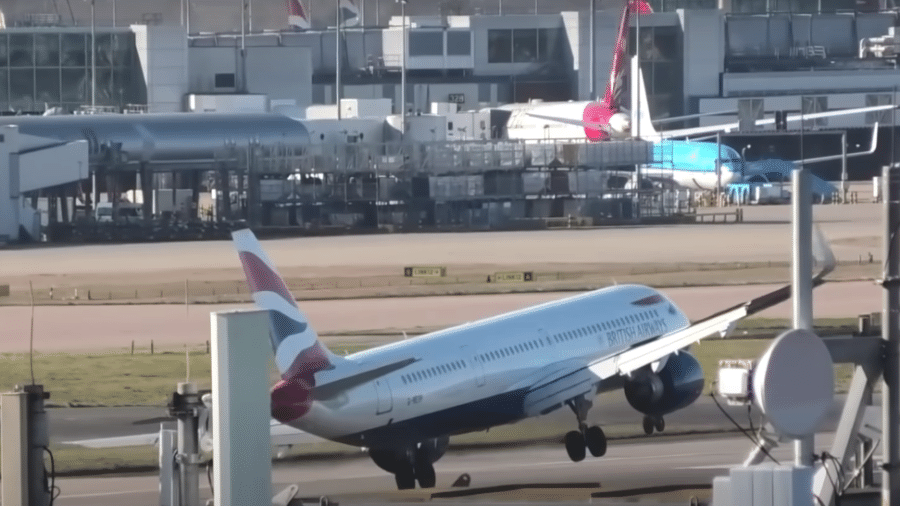 O avião da British Airways que tombou na pista do Aeroporto de Londres devido aos fortes ventos de segunda (31) - Reprodução/Youtube