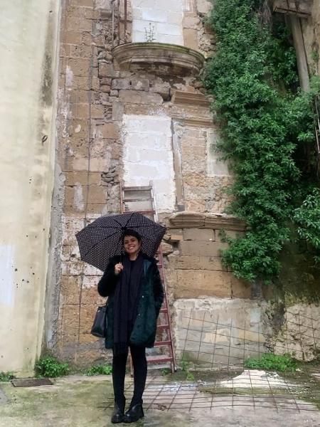 Paula Magalhães em frente a sua casa de 1 euro, em Taranto, na Itália - Arquivo pessoal