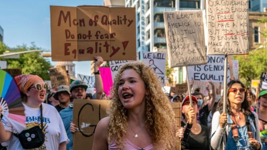 Mulheres protestam contra derrubada da decisão Roe x Wade no Texas, em 25 de junho de 2022 - BBC