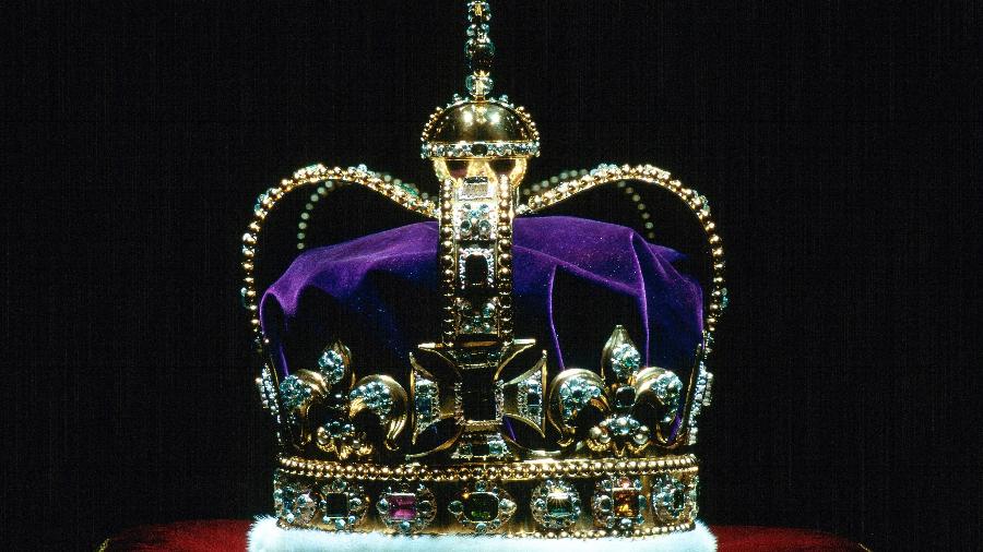 A coroa de St. Edward: cravejada com 444 pedras preciosas - Tim Graham/Tim Graham Photo Library via Get