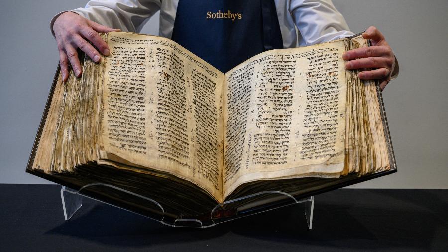 "Codex Sassoon": A bíblia hebraica poderá se tornar o documento impresso mais valioso da história - ED JONES/AFP