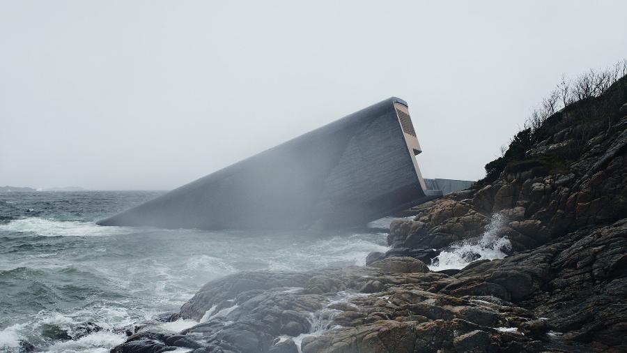 Este é o Under. Sim, um restaurante que fica metade embaixo do mar na Noruega - Divulgação