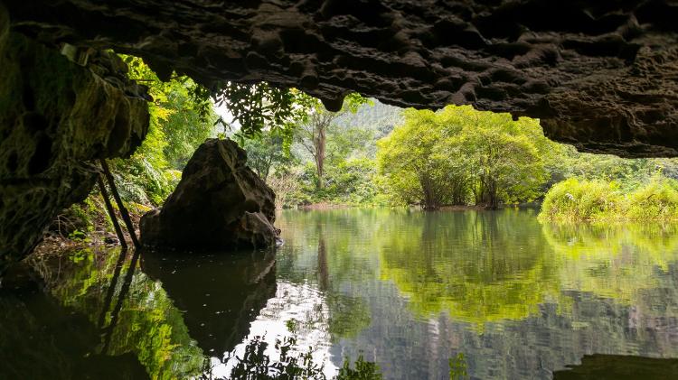 Rio Tam Coc e cavernas na província de Ninh Binh, Vietnã do Norte - Stefan Cristian Cioata/Getty Images - Stefan Cristian Cioata/Getty Images