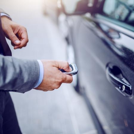 O carro comprado entra na ficha "Bens e Direitos"