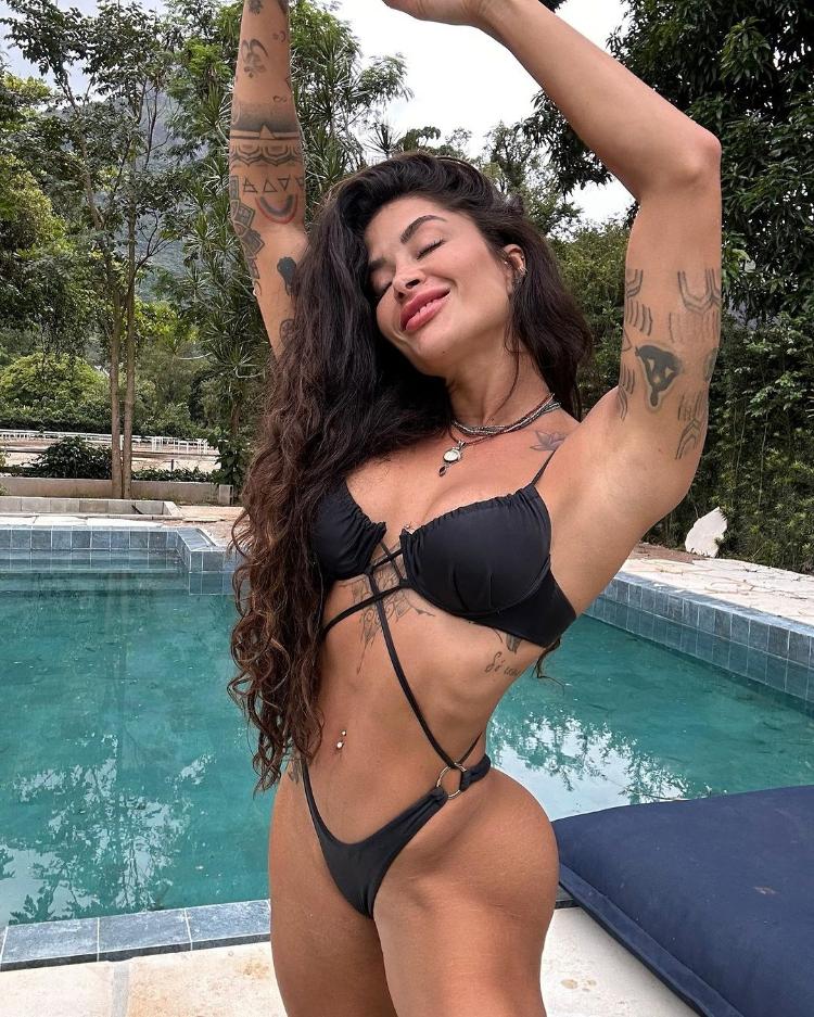 Aline Campos mostra seu piercing em fotos em sua mansão neste sábado 