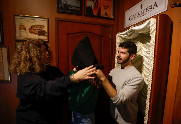 Miriam Castella e Carlos Granedo participam do "escape room" Catalepsia